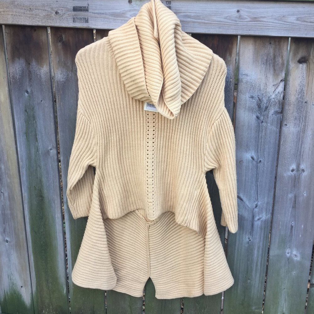 NWT Glam & Fame yellow sweater w/neck warmer - M